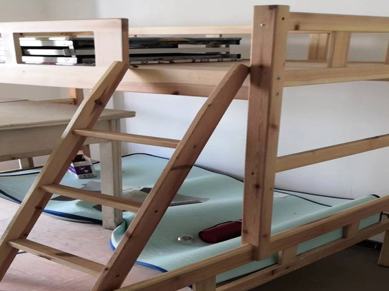 兒童房上下鋪安裝:實(shí)木上下鋪，要分開(kāi)安裝，先裝下鋪。在安裝的時(shí)候，一定要先把下鋪安裝好，安裝好下鋪以后才能把上鋪安裝好。先安裝下鋪，能夠起到很好的固定作用，目的就是為了能夠在安裝的時(shí)候比較方便。實(shí)木上下鋪，先安裝上鋪，也是為了后續(xù)施工比較方便，能夠節(jié)省一定的時(shí)間。裝完下鋪以后，我們就要開(kāi)始安裝上鋪了。上鋪的安裝方法是和下鋪一樣的，不過(guò)都是要在安裝過(guò)程中注意，一定要連接固定，牢固的床鋪使用時(shí)間才能更久，在使用的時(shí)候，即使發(fā)出聲響也會(huì)比較小，不會(huì)出現(xiàn)太大的問(wèn)題。 接下來(lái)就是一體式的上下鋪就比較好安裝了。一體式的上下鋪安裝更簡(jiǎn)單，只要把板材鋪設(shè)好就可以使用了。一般一體式的都是廠家直接安裝好的，根本不需要再去費(fèi)力安裝，也是比較方便的。