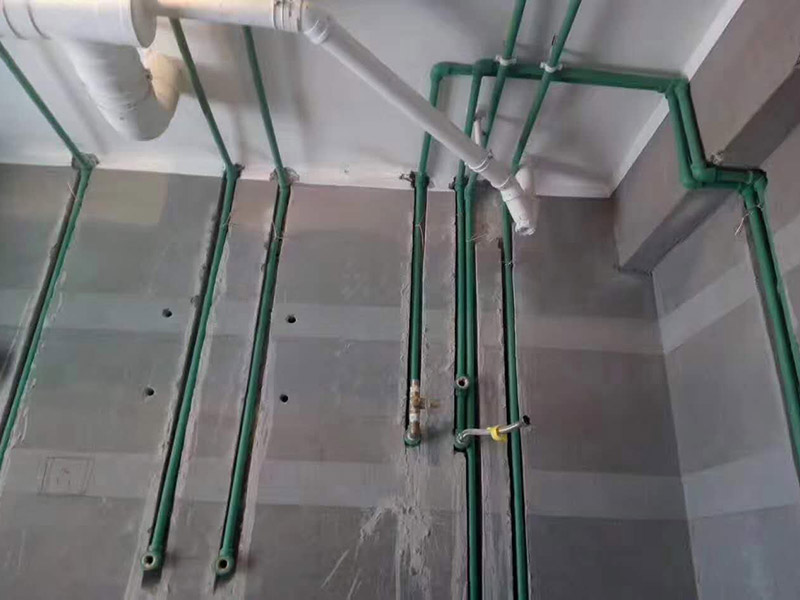 水電線路安裝方案：首先要根據(jù)裝設(shè)計圖紙對房屋進(jìn)行部分的改造,如對某些墻體的砸除,對某些部位的修改。管道開槽,管道開槽包括兩部分,一是水管管道開槽,二是電信線路開槽。特別要注意的是, 要將強電與弱電,開關(guān)、空調(diào)插座與電器插座分開走線,且注意開關(guān)插座底合安裝時必須水平垂直,這樣使后面的面板安裝會更平整。