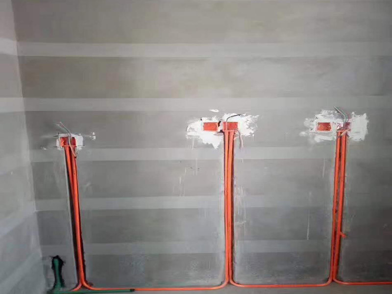 水電線路安裝方案：首先要根據(jù)裝設(shè)計圖紙對房屋進(jìn)行部分的改造,如對某些墻體的砸除,對某些部位的修改。管道開槽,管道開槽包括兩部分,一是水管管道開槽,二是電信線路開槽。特別要注意的是, 要將強電與弱電,開關(guān)、空調(diào)插座與電器插座分開走線,且注意開關(guān)插座底合安裝時必須水平垂直,這樣使后面的面板安裝會更平整。