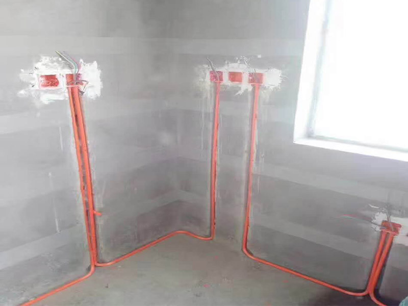 水電線路安裝方案：首先要根據(jù)裝設(shè)計圖紙對房屋進(jìn)行部分的改造,如對某些墻體的砸除,對某些部位的修改。管道開槽,管道開槽包括兩部分,一是水管管道開槽,二是電信線路開槽。特別要注意的是, 要將強電與弱電,開關(guān)、空調(diào)插座與電器插座分開走線,且注意開關(guān)插座底合安裝時必須水平垂直,這樣使后面的面板安裝會更平整。