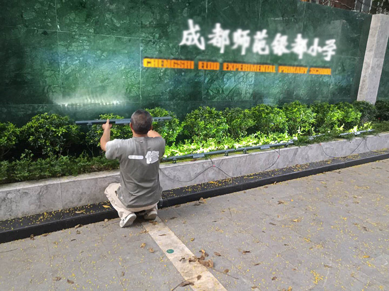 外墻修補(bǔ)及燈具安裝：射燈一般是安裝在踢腳線里，這樣即不占用家庭的其他位置，又能達(dá)到美觀的效果，將踢腳線的射燈打開(kāi)后，就會(huì)感覺(jué)自己置身燈光的舞臺(tái)，很唯美，還能烘托氣氛。射燈屬于高聚光的燈具，一般是起到強(qiáng)調(diào)或者突出某樣物品的作用，可以起到烘托的作用，使人觀賞的人有眼前為之一亮的感覺(jué)。并將整個(gè)空間的亮點(diǎn)都能夠清晰的展現(xiàn)在住戶面前，營(yíng)造出高端、大氣。