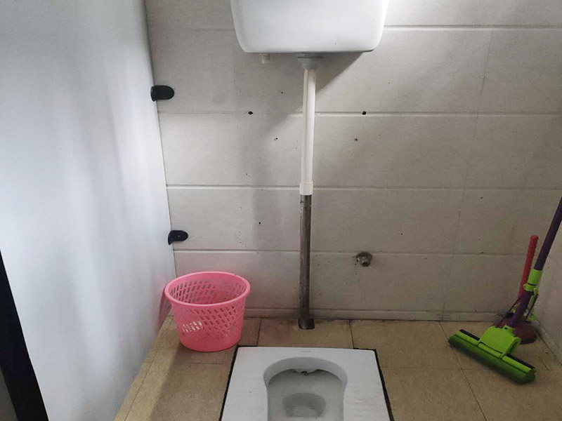 蹲便器管道更換:建議把舊的蹲便器取下來后，將周圍處理干凈，再重新做防水比較保險，并且要在離墻適當?shù)奈恢妙A留好下水管道，更換好蹲便器后，還要在出水口邊緣涂上一層玻璃膠，最后，打開進水系統(tǒng)進行測試，檢查各接合處是否出現(xiàn)漏水情況。