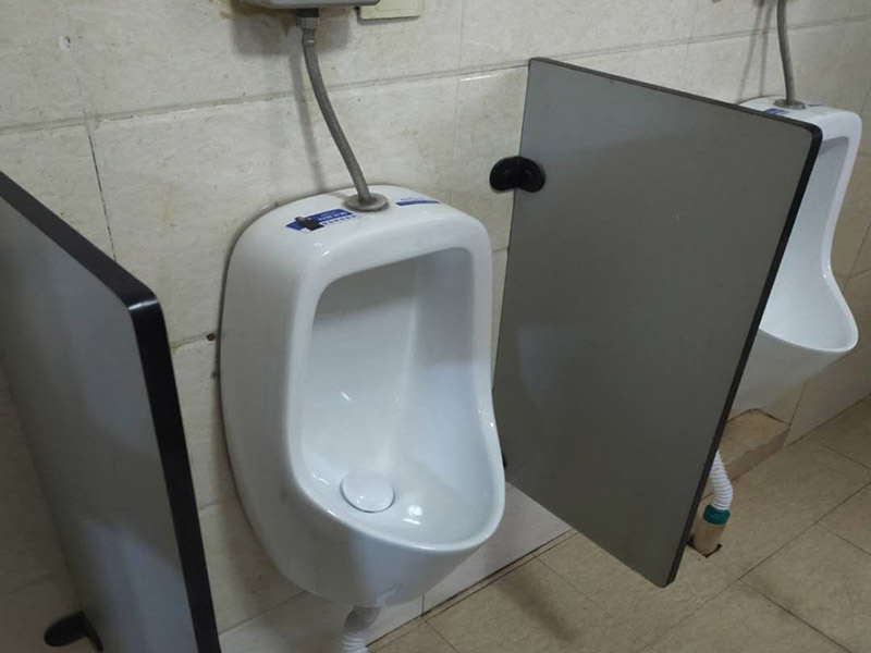 蹲便器管道更換:建議把舊的蹲便器取下來后，將周圍處理干凈，再重新做防水比較保險，并且要在離墻適當?shù)奈恢妙A留好下水管道，更換好蹲便器后，還要在出水口邊緣涂上一層玻璃膠，最后，打開進水系統(tǒng)進行測試，檢查各接合處是否出現(xiàn)漏水情況。