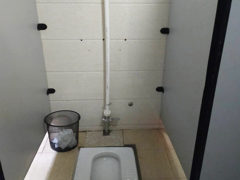 蹲便器管道更換:建議把舊的蹲便器取下來后，將周圍處理干凈，再重新做防水比較保險，并且要在離墻適當?shù)奈恢妙A留好下水管道，更換好蹲便器后，還要在出水口邊緣涂上一層玻璃膠，最后，打開進水系統(tǒng)進行測試，檢查各接合處是否出現(xiàn)漏水情況。