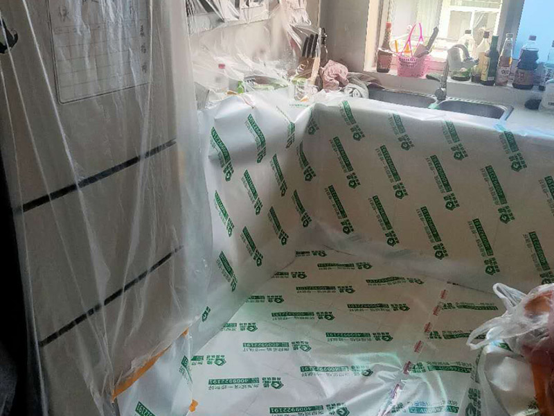 家具地板保護措施：1、在家具進場時先在地板上鋪一層毛毯或是硬紙殼，可以有效減少家具和地板的摩擦，從而達到保護地板的目的。 2、工人在搬家具的時候，需要先在家具的棱角部分包上一層保護膜，這樣不但可以避免擦傷地板，同時也可以防止在搬弄家具的時候產(chǎn)生一些磕磕碰碰的現(xiàn)象，傷害到家具。