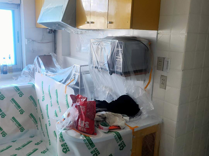 家具地板保護措施：1、在家具進場時先在地板上鋪一層毛毯或是硬紙殼，可以有效減少家具和地板的摩擦，從而達到保護地板的目的。 2、工人在搬家具的時候，需要先在家具的棱角部分包上一層保護膜，這樣不但可以避免擦傷地板，同時也可以防止在搬弄家具的時候產(chǎn)生一些磕磕碰碰的現(xiàn)象，傷害到家具。