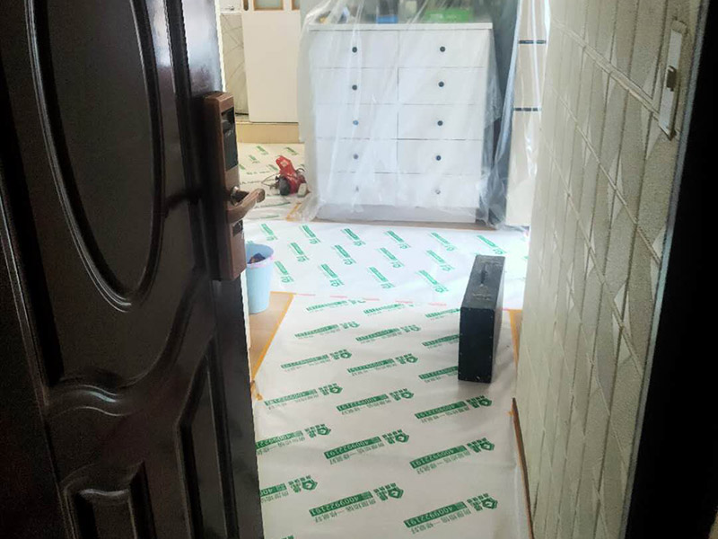 家具地板保護措施：1、在家具進場時先在地板上鋪一層毛毯或是硬紙殼，可以有效減少家具和地板的摩擦，從而達到保護地板的目的。 2、工人在搬家具的時候，需要先在家具的棱角部分包上一層保護膜，這樣不但可以避免擦傷地板，同時也可以防止在搬弄家具的時候產(chǎn)生一些磕磕碰碰的現(xiàn)象，傷害到家具。