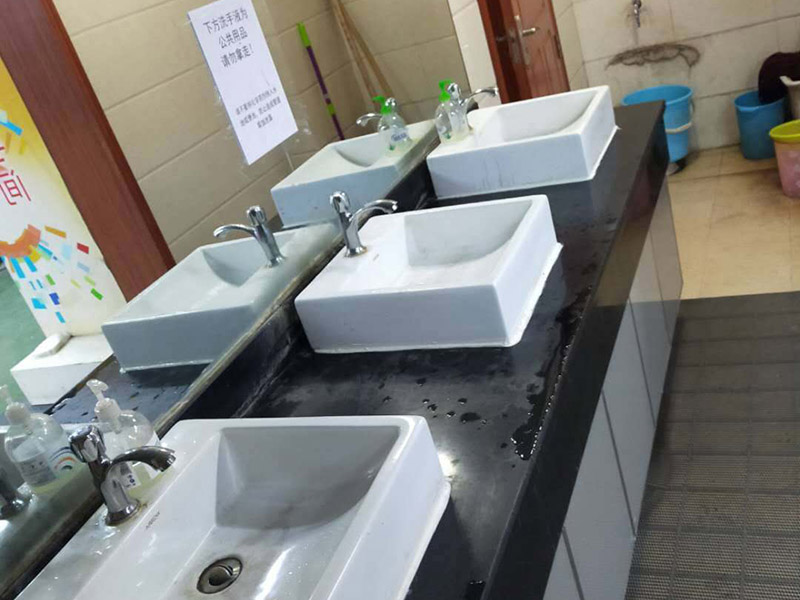 衛(wèi)生間臺(tái)盆安裝：拆掉原來(lái)?yè)p壞的下水器，并用刀對(duì)面盆下水口進(jìn)行清理，確保干凈無(wú)雜物。這樣會(huì)確保安裝以后不漏水。將下水器拆分，先安裝中間部分，將密封圈下部取下，水管對(duì)準(zhǔn)溢水口，輕輕放入并旋轉(zhuǎn)使密封圈和溢水口緊密貼合。將下部密封圈安裝在下水管和面盆接觸的位置，逆時(shí)針擰動(dòng)螺絲使下部密封圈和面盆緊密貼合，一般質(zhì)量好的密封圈手動(dòng)安裝就可以保證密封效果，如果手動(dòng)不能擰緊可借助扳手。將下水管道上口對(duì)準(zhǔn)下水器下口，接好下水管道。如果采用的防臭型，要注意下水管和地漏連接部位緊密結(jié)合。