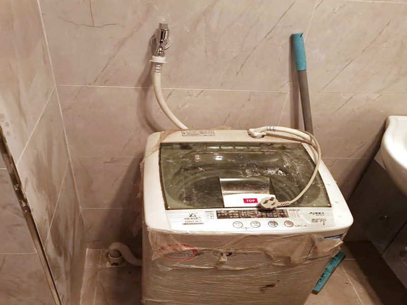 衛(wèi)生間水管角閥安裝:首先將水總閥門關(guān)閉。將du要安裝角閥的接口清理干凈，將原角閥換掉之后，要細(xì)心清理水銹，并清空管內(nèi)殘余的水。選擇合適的角閥。將角閥上的閥門關(guān)閉，認(rèn)清角閥的兩個接口要接在什么地方。用生膠帶將角閥的絲口纏緊，一層一層，從內(nèi)向外的纏。注意，通常要纏5層以上，不怕厚。將角閥順著絲口的連接方向，旋轉(zhuǎn)擰緊墻體的絲口中。注意往里擰的時候不要用蠻勁兒，可以先用手的力量擰緊，擰緊后，可借助扳手等工具，將角閥多擰半圈，盡量將出水口位置調(diào)整為方便連接水管的位置。將上水管接到角閥的另一個接口上。接好后開總閥供水實驗是否漏水。