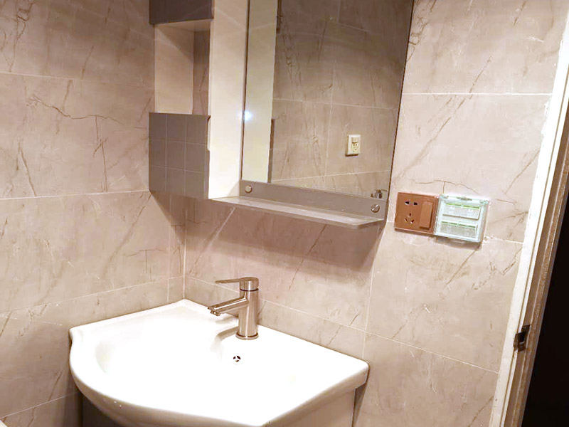 浴室柜安裝案例：在安裝之前應該檢查一下配件是否齊全。安裝三角閥時，要確認冷熱水管是不是保持平線。 緊接著就是測量距離，并安裝下水管道。在涂抹膠水時一定要狠均勻，這樣才能確保關(guān)于管間的鏈接是否緊密。之后便可以安裝柜腳角了，看看角是不是都在同一個水平面上，安裝好之后可以做一個適當?shù)恼{(diào)整。 浴室柜應該靠墻放好，看看進出水管的位置安置的是否得當，如果不合適的話一定要稍作改動。