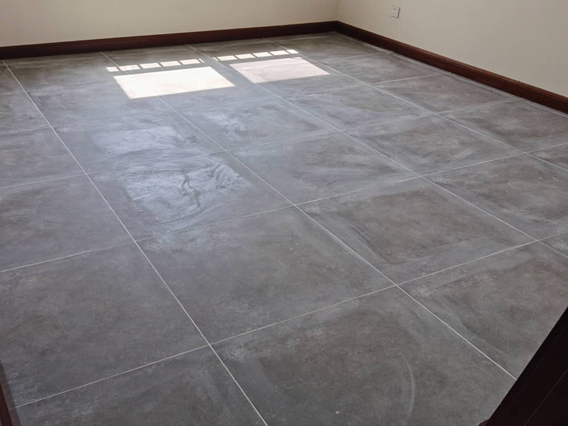 地磚拆除重貼瓷磚：1、混凝土地面應將基層鑿毛，鑿毛深度5~10毫米，鑿毛痕的間距為30毫米左右。之后，清凈浮灰，砂漿、油漬，產(chǎn)散水刷少將地面。 2、鋪貼前應彈好線，在地面彈出與門道口成直角的基準線，彈線應從門口開始，以保證進口處為整磚，非整磚置于陰角或家具下面，彈線應彈出縱橫定位控制線。 3、鋪貼陶瓷地面磚前，應先將陶瓷地面磚浸泡陰干。 4、鋪貼時，水泥砂漿應飽滿地抹在陶瓷地面磚背面，鋪貼后用橡皮棰敲實。同時，用水平尺檢查校正，擦凈表面水泥砂漿。 5、鋪貼完2~3小時后，用白水泥擦縫，縫要填充密實，平整光滑。