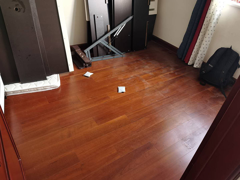 木地板鋪貼案例：首先清理地面。地面已經(jīng)清理干凈、平整之后，先要鋪設(shè)一層防潮地墊。這一層至少要20-30厘米(大約8英寸)在離墻大約預(yù)留1-3英寸的空隙?，F(xiàn)在可以安裝已經(jīng)選好花色的地板了。需要注意的是所鋪設(shè)的防潮地墊只需要鋪設(shè)大致5&mdash;10排的地板。然后為了防止地板的第一行的地板滑動，必須用間隔的裝置或者楔子固定。第一行余下的板通常用在第二行的開頭。要確保第二行板的接口與第一行板的接口錯開的長度至少30厘米。