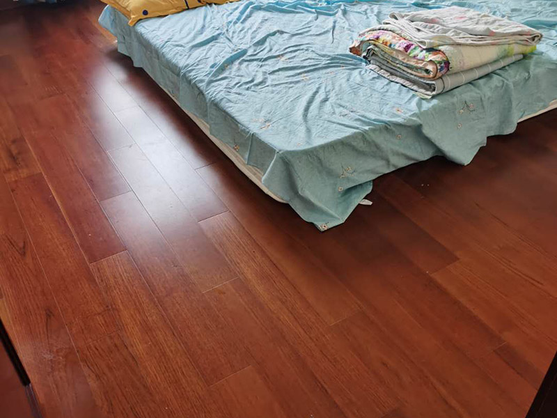 木地板鋪貼案例：首先清理地面。地面已經(jīng)清理干凈、平整之后，先要鋪設(shè)一層防潮地墊。這一層至少要20-30厘米(大約8英寸)在離墻大約預(yù)留1-3英寸的空隙?，F(xiàn)在可以安裝已經(jīng)選好花色的地板了。需要注意的是所鋪設(shè)的防潮地墊只需要鋪設(shè)大致5&mdash;10排的地板。然后為了防止地板的第一行的地板滑動，必須用間隔的裝置或者楔子固定。第一行余下的板通常用在第二行的開頭。要確保第二行板的接口與第一行板的接口錯開的長度至少30厘米。