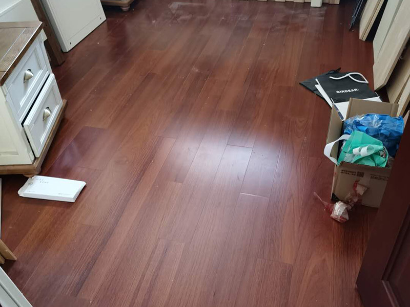 木地板鋪貼案例：首先清理地面。地面已經(jīng)清理干凈、平整之后，先要鋪設(shè)一層防潮地墊。這一層至少要20-30厘米(大約8英寸)在離墻大約預(yù)留1-3英寸的空隙?，F(xiàn)在可以安裝已經(jīng)選好花色的地板了。需要注意的是所鋪設(shè)的防潮地墊只需要鋪設(shè)大致5&mdash;10排的地板。然后為了防止地板的第一行的地板滑動，必須用間隔的裝置或者楔子固定。第一行余下的板通常用在第二行的開頭。要確保第二行板的接口與第一行板的接口錯開的長度至少30厘米。