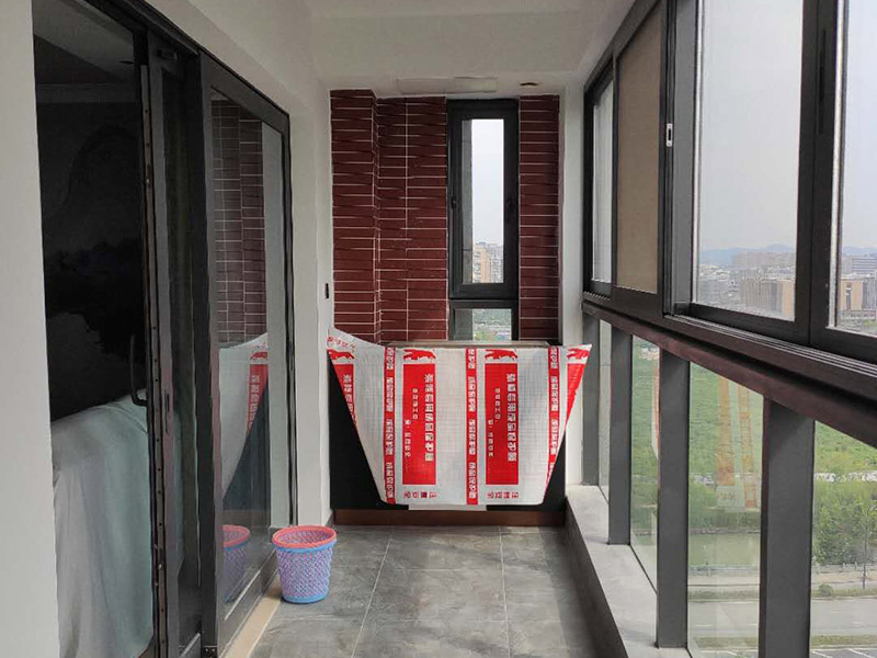 陽臺家具安裝：安裝地柜：將安置地柜的位置打掃干凈，把組裝好的地柜擺放到合適的位置，（有的櫥柜需要安裝地腳，那么在地柜柜體組裝好之后，翻轉過來，底板上已經(jīng)預先打了安裝孔，將地腳配件套上去，然后用螺絲釘固定住，最后將地腳桿擰緊。