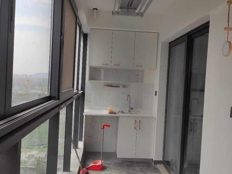 陽臺櫥柜裝修設計：在陽臺櫥柜裝修前須做好陽臺裝修，做好陽臺這些的防塵措施、防水措施、防陽光暴曬措施等，陽臺櫥柜的選材要特別注意抗老化，因為陽臺櫥柜比起其它地方的櫥柜來說陽光更容易照射到和照射時間更長，因此對于陽臺櫥柜的材料要耐老化。陽臺櫥柜裝修中，防水也是非常關鍵的，因為即使陽臺裝修時防水做的夠好，但因陽臺內(nèi)、外地理位置關系，相比平常廚房更需要加強相應的陽臺櫥柜防水哦。陽臺櫥柜裝修完之后，因所處位置的關系而導致陽臺櫥柜更容易積累粉塵，因此要經(jīng)常進行清潔，保持陽臺櫥柜整潔干凈。