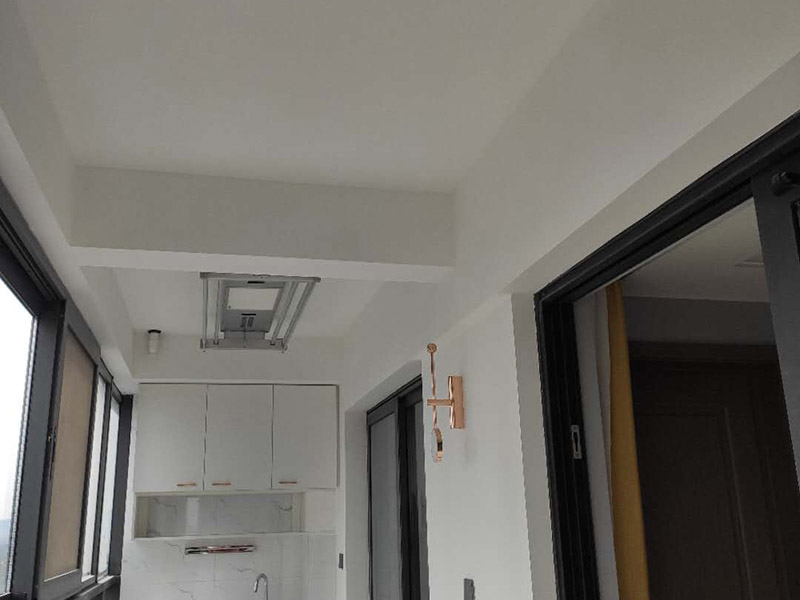 陽臺櫥柜裝修設計：在陽臺櫥柜裝修前須做好陽臺裝修，做好陽臺這些的防塵措施、防水措施、防陽光暴曬措施等，陽臺櫥柜的選材要特別注意抗老化，因為陽臺櫥柜比起其它地方的櫥柜來說陽光更容易照射到和照射時間更長，因此對于陽臺櫥柜的材料要耐老化。陽臺櫥柜裝修中，防水也是非常關鍵的，因為即使陽臺裝修時防水做的夠好，但因陽臺內(nèi)、外地理位置關系，相比平常廚房更需要加強相應的陽臺櫥柜防水哦。陽臺櫥柜裝修完之后，因所處位置的關系而導致陽臺櫥柜更容易積累粉塵，因此要經(jīng)常進行清潔，保持陽臺櫥柜整潔干凈。