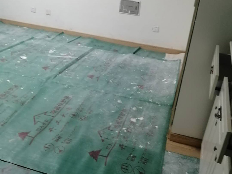 地面保護(hù)措施：入戶門的保護(hù) 各種裝修物料的進(jìn)場以及各種建筑裝修的清理，都會經(jīng)過入戶門，這些物品在搬運的過程中，與入戶門發(fā)生磕碰、摩擦的機率大大增加，所以，第一個需要做好成品保護(hù)的地方就是我們的入戶門。建議：在裝修開工前直到家具進(jìn)場期間，都需要對入戶門進(jìn)行保護(hù)！對于這一點，可以使用成品保護(hù)膜將門包裹。