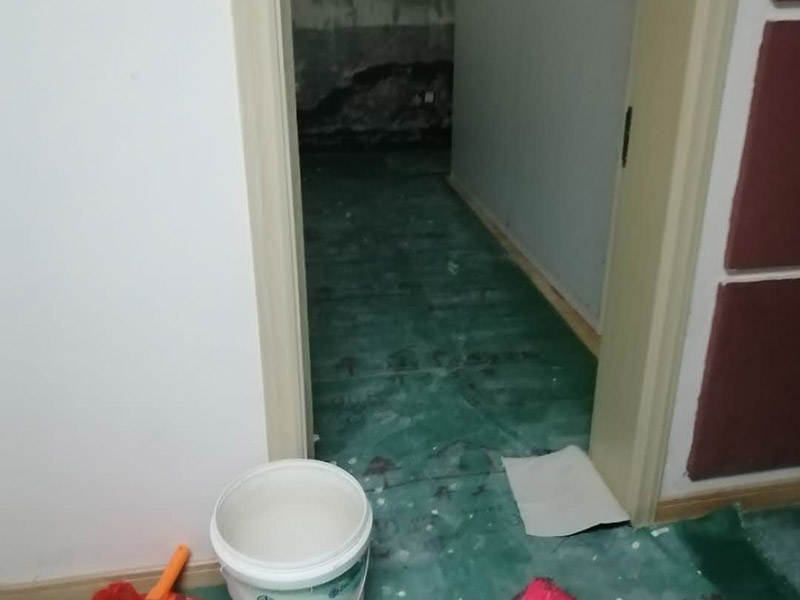 地面保護(hù)措施：入戶門的保護(hù) 各種裝修物料的進(jìn)場以及各種建筑裝修的清理，都會經(jīng)過入戶門，這些物品在搬運的過程中，與入戶門發(fā)生磕碰、摩擦的機率大大增加，所以，第一個需要做好成品保護(hù)的地方就是我們的入戶門。建議：在裝修開工前直到家具進(jìn)場期間，都需要對入戶門進(jìn)行保護(hù)！對于這一點，可以使用成品保護(hù)膜將門包裹。