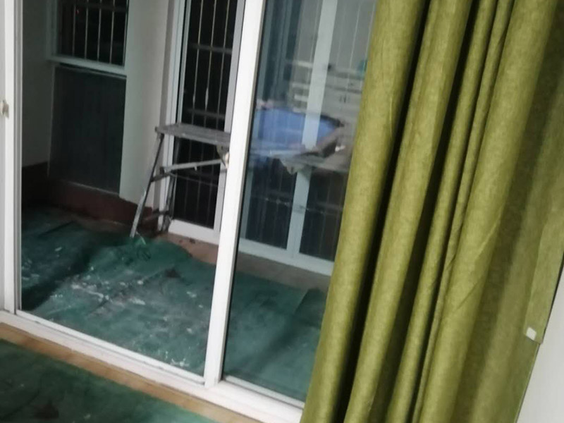 地面保護(hù)措施：入戶門的保護(hù) 各種裝修物料的進(jìn)場以及各種建筑裝修的清理，都會經(jīng)過入戶門，這些物品在搬運的過程中，與入戶門發(fā)生磕碰、摩擦的機率大大增加，所以，第一個需要做好成品保護(hù)的地方就是我們的入戶門。建議：在裝修開工前直到家具進(jìn)場期間，都需要對入戶門進(jìn)行保護(hù)！對于這一點，可以使用成品保護(hù)膜將門包裹。