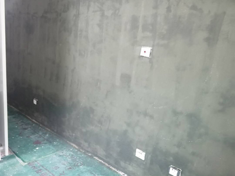 墻面膩?zhàn)隅P除翻新:在墻面翻新之前，一定要注意，必須把原來的膩?zhàn)尤跨P掉，露出最里面的水泥層，不過如果墻面出現(xiàn)大面積的空鼓、粉化現(xiàn)象，建議鏟除到磚層，這樣做雖然耗時耗力，但是能確保翻新之后的墻面耐用美觀。鏟過墻皮后需要批刮膩?zhàn)?，?dāng)然，選擇顆粒細(xì)度較高和質(zhì)地較硬的膩?zhàn)幼詈貌贿^，而且在膩?zhàn)又屑尤氚兹槟z還可以提高其硬度，然后我們檢查一下裂縫，出現(xiàn)裂縫可以用牛皮紙袋和白乳膠貼在裂縫上，在墻面找平時，一般用石膏對表面進(jìn)行修補(bǔ)并用砂紙打磨。一般老房子容易出現(xiàn)墻面發(fā)霉的狀況，尤其是潮濕氣候的地方更為嚴(yán)重，這時候在翻新時，做好防潮處理就顯得很重要了，在做衛(wèi)生間和廚房的墻面防潮處理的時候，一定要注意與防水區(qū)分開來，而且防潮應(yīng)該在墻面的水泥基面上做，不然是沒有效果的。