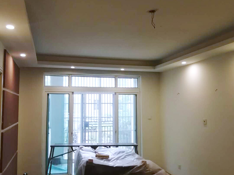 墻面膩?zhàn)隅P除翻新:在墻面翻新之前，一定要注意，必須把原來的膩?zhàn)尤跨P掉，露出最里面的水泥層，不過如果墻面出現(xiàn)大面積的空鼓、粉化現(xiàn)象，建議鏟除到磚層，這樣做雖然耗時耗力，但是能確保翻新之后的墻面耐用美觀。鏟過墻皮后需要批刮膩?zhàn)?，?dāng)然，選擇顆粒細(xì)度較高和質(zhì)地較硬的膩?zhàn)幼詈貌贿^，而且在膩?zhàn)又屑尤氚兹槟z還可以提高其硬度，然后我們檢查一下裂縫，出現(xiàn)裂縫可以用牛皮紙袋和白乳膠貼在裂縫上，在墻面找平時，一般用石膏對表面進(jìn)行修補(bǔ)并用砂紙打磨。一般老房子容易出現(xiàn)墻面發(fā)霉的狀況，尤其是潮濕氣候的地方更為嚴(yán)重，這時候在翻新時，做好防潮處理就顯得很重要了，在做衛(wèi)生間和廚房的墻面防潮處理的時候，一定要注意與防水區(qū)分開來，而且防潮應(yīng)該在墻面的水泥基面上做，不然是沒有效果的。