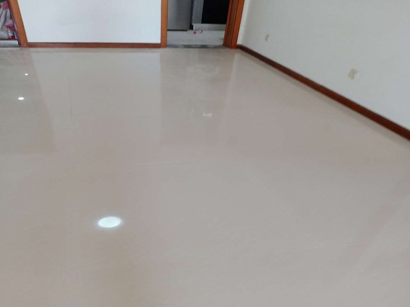 客廳瓷磚鋪貼裝修：首先將選購(gòu)好的瓷磚清潔干凈，并在水中浸泡2個(gè)小時(shí)以上，瓷磚的浸泡是為了能讓瓷磚充分的吸收水分，避免在鋪貼完成之后吸取材料中的水分，而影響瓷磚與地面的粘貼度，造成起空鼓、脫落等現(xiàn)象，開(kāi)始鋪貼瓷磚之前需要從水中取出并將便面的水分擦去，以便鋪貼。 設(shè)置輔助線在開(kāi)始瓷磚進(jìn)行鋪貼之前，需先在墻面上吊垂線，吊垂線是用來(lái)確定瓷磚與墻面的尺寸，再設(shè)置水平線，這樣能夠保證瓷磚鋪貼過(guò)程中保持橫平豎直的平整度。 順序鋪貼通常地磚的鋪貼都是由門(mén)窗邊或者陽(yáng)臺(tái)開(kāi)始的，保證從上到下，由左及右的順序行進(jìn)，先用水潤(rùn)曾找平層，再用鏟子將水泥抹在瓷磚的背面，再將瓷磚貼在地面，再用橡膠錘輕輕敲擊瓷磚，使水泥充滿(mǎn)墻面與瓷磚之間的空隙。