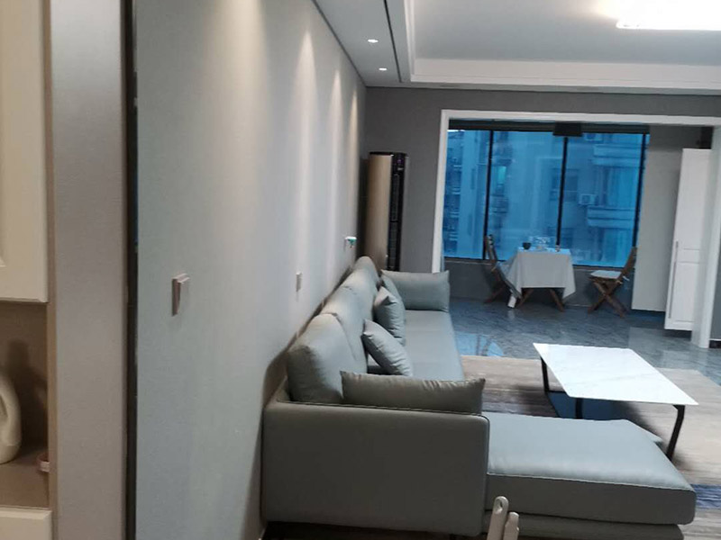 全屋裝修設(shè)計(jì)效果：裝修，大致是按照下面這21步完成的：1.前期設(shè)計(jì) -- 2.主體拆改 -- 3.水電改造 -- 4.木工 -- 5.貼磚 -- 6.刷墻面漆 -- 7.熱水器安裝 -- 8.廚衛(wèi)吊頂 -- 9.櫥柜安裝-- 10.煙機(jī)灶安裝 -- 11.木門(mén)安裝 -- 12.地板安裝 -- 13.鋪貼壁紙 -- 14. 開(kāi)關(guān)插座安裝 -- 15.燈具安裝 -- 16.五金潔具安裝 -- 17.窗簾桿安裝 -- 18.拓荒保潔 -- 19.家具進(jìn)場(chǎng) -- 20.家電安裝 -- 21.家居配飾