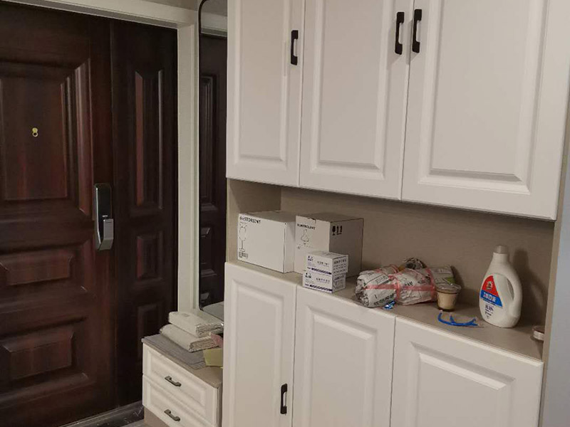 全屋裝修設(shè)計(jì)效果：裝修，大致是按照下面這21步完成的：1.前期設(shè)計(jì) -- 2.主體拆改 -- 3.水電改造 -- 4.木工 -- 5.貼磚 -- 6.刷墻面漆 -- 7.熱水器安裝 -- 8.廚衛(wèi)吊頂 -- 9.櫥柜安裝-- 10.煙機(jī)灶安裝 -- 11.木門(mén)安裝 -- 12.地板安裝 -- 13.鋪貼壁紙 -- 14. 開(kāi)關(guān)插座安裝 -- 15.燈具安裝 -- 16.五金潔具安裝 -- 17.窗簾桿安裝 -- 18.拓荒保潔 -- 19.家具進(jìn)場(chǎng) -- 20.家電安裝 -- 21.家居配飾