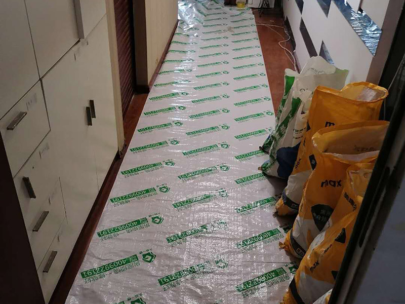 辦公室裝修走廊保護(hù)：辦公室裝修的水路改造相對來說比較少，電路是辦公室裝修工程較大的隱蔽工程部分，拆除工程后就應(yīng)該進(jìn)行電路的放線施工。在電路放線前應(yīng)根據(jù)設(shè)計圖紙對場地進(jìn)行測量及標(biāo)線，實地畫出各功能區(qū)間，然后根據(jù)設(shè)計圖要求進(jìn)行插座、照明等電路布點。 隔墻工程將前面3步做完后，第4步就是隔墻工程了，隔墻是辦公室裝修中較大的施工項目，這里所指的隔墻是磚砌墻或輕鋼龍骨石膏板隔墻，而如果采用成品高隔之類的新型材質(zhì)，其施工時間應(yīng)放在最后進(jìn)行，因為先前如果進(jìn)行安裝，后期的施工會對其進(jìn)行損壞。