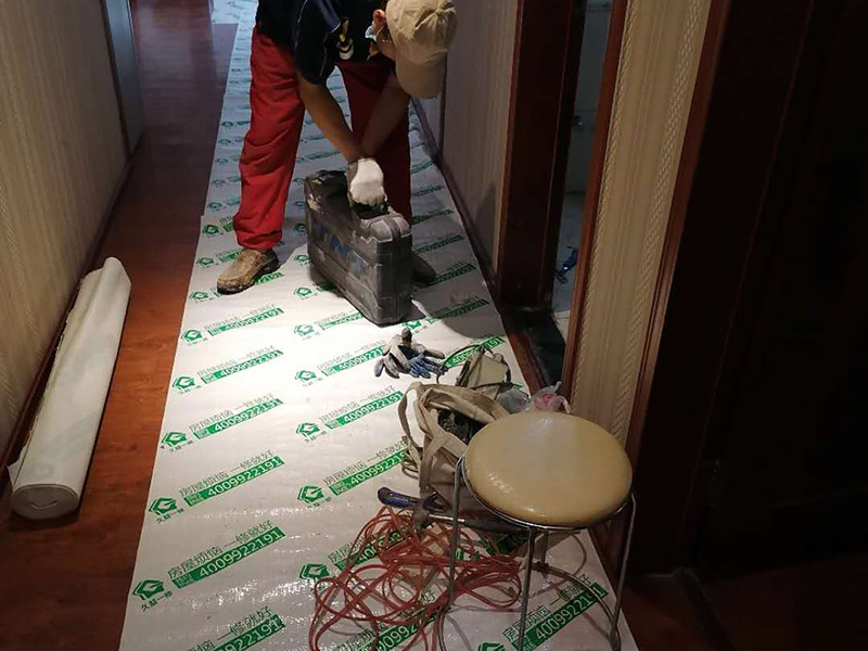 辦公室裝修走廊保護(hù)：辦公室裝修的水路改造相對來說比較少，電路是辦公室裝修工程較大的隱蔽工程部分，拆除工程后就應(yīng)該進(jìn)行電路的放線施工。在電路放線前應(yīng)根據(jù)設(shè)計圖紙對場地進(jìn)行測量及標(biāo)線，實地畫出各功能區(qū)間，然后根據(jù)設(shè)計圖要求進(jìn)行插座、照明等電路布點。 隔墻工程將前面3步做完后，第4步就是隔墻工程了，隔墻是辦公室裝修中較大的施工項目，這里所指的隔墻是磚砌墻或輕鋼龍骨石膏板隔墻，而如果采用成品高隔之類的新型材質(zhì)，其施工時間應(yīng)放在最后進(jìn)行，因為先前如果進(jìn)行安裝，后期的施工會對其進(jìn)行損壞。