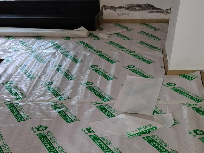 墻面翻新成品保護(hù)：家具搬放到房屋中央，對(duì)集中放置的家具進(jìn)行整體保護(hù)，防止因墻面翻新而造成不必要的損壞；地板需要用專業(yè)的保護(hù)膜進(jìn)行保護(hù)；對(duì)于不能移動(dòng)的家具和家電，如空調(diào)等進(jìn)行成品保護(hù)；尤其需要注意有插座、開(kāi)關(guān)面板的位置，防止灰塵進(jìn)入。 處理墻面出現(xiàn)的開(kāi)裂、起翹等問(wèn)題，若不做任何處理直接開(kāi)始涂刷，使用專業(yè)的打磨機(jī)對(duì)墻面進(jìn)行打磨處理，與一般打磨機(jī)不同的是，墻面打磨是無(wú)塵打磨，在打磨的過(guò)程中不會(huì)出現(xiàn)灰塵漫天的情況。