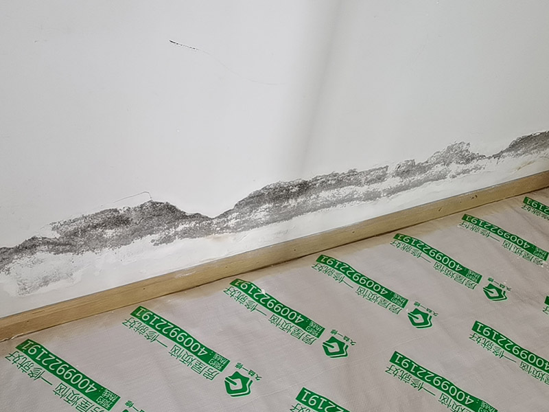 墻面翻新成品保護(hù)：家具搬放到房屋中央，對(duì)集中放置的家具進(jìn)行整體保護(hù)，防止因墻面翻新而造成不必要的損壞；地板需要用專業(yè)的保護(hù)膜進(jìn)行保護(hù)；對(duì)于不能移動(dòng)的家具和家電，如空調(diào)等進(jìn)行成品保護(hù)；尤其需要注意有插座、開(kāi)關(guān)面板的位置，防止灰塵進(jìn)入。 處理墻面出現(xiàn)的開(kāi)裂、起翹等問(wèn)題，若不做任何處理直接開(kāi)始涂刷，使用專業(yè)的打磨機(jī)對(duì)墻面進(jìn)行打磨處理，與一般打磨機(jī)不同的是，墻面打磨是無(wú)塵打磨，在打磨的過(guò)程中不會(huì)出現(xiàn)灰塵漫天的情況。