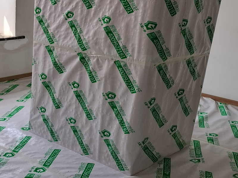 墻面翻新成品保護(hù)：家具搬放到房屋中央，對(duì)集中放置的家具進(jìn)行整體保護(hù)，防止因墻面翻新而造成不必要的損壞；地板需要用專業(yè)的保護(hù)膜進(jìn)行保護(hù)；對(duì)于不能移動(dòng)的家具和家電，如空調(diào)等進(jìn)行成品保護(hù)；尤其需要注意有插座、開(kāi)關(guān)面板的位置，防止灰塵進(jìn)入。 處理墻面出現(xiàn)的開(kāi)裂、起翹等問(wèn)題，若不做任何處理直接開(kāi)始涂刷，使用專業(yè)的打磨機(jī)對(duì)墻面進(jìn)行打磨處理，與一般打磨機(jī)不同的是，墻面打磨是無(wú)塵打磨，在打磨的過(guò)程中不會(huì)出現(xiàn)灰塵漫天的情況。