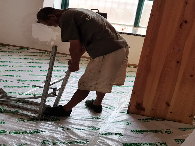 墻面翻新成品保護(hù)：家具搬放到房屋中央，對(duì)集中放置的家具進(jìn)行整體保護(hù)，防止因墻面翻新而造成不必要的損壞；地板需要用專業(yè)的保護(hù)膜進(jìn)行保護(hù)；對(duì)于不能移動(dòng)的家具和家電，如空調(diào)等進(jìn)行成品保護(hù)；尤其需要注意有插座、開(kāi)關(guān)面板的位置，防止灰塵進(jìn)入。 處理墻面出現(xiàn)的開(kāi)裂、起翹等問(wèn)題，若不做任何處理直接開(kāi)始涂刷，使用專業(yè)的打磨機(jī)對(duì)墻面進(jìn)行打磨處理，與一般打磨機(jī)不同的是，墻面打磨是無(wú)塵打磨，在打磨的過(guò)程中不會(huì)出現(xiàn)灰塵漫天的情況。