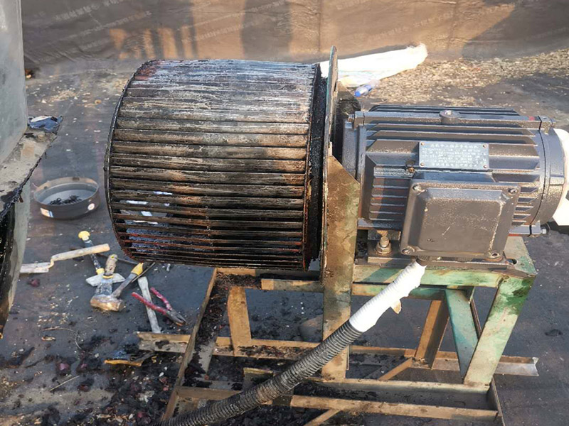 風機電機翻新:更換風機皮帶前應先拉閘斷電，待風機停穩(wěn)后再進行操作。更換皮帶需兩人進行作業(yè)，并保持現(xiàn)場有一定的光照強度。松動靠近電機風輪側的調節(jié)頂絲的固定裝置，調節(jié)電機表冷器側的調節(jié)頂絲 ，盡量減小風機皮帶輪與電機皮帶輪之間的間距（如果一次調節(jié)皮帶輪之間的間距不夠小，可向前移動電機表冷器側的調節(jié)裝置，繼續(xù)調節(jié)，直到合適為止）。