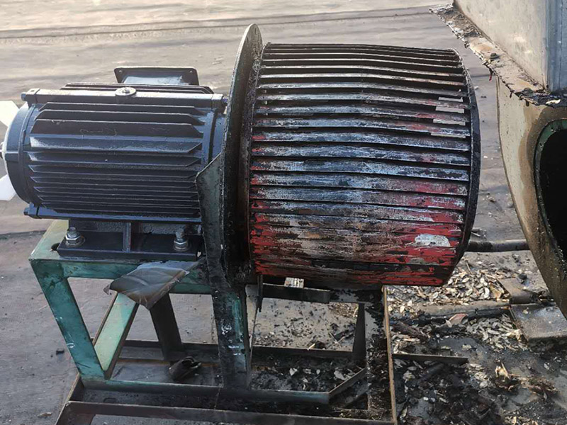 風機電機翻新:更換風機皮帶前應先拉閘斷電，待風機停穩(wěn)后再進行操作。更換皮帶需兩人進行作業(yè)，并保持現(xiàn)場有一定的光照強度。松動靠近電機風輪側的調節(jié)頂絲的固定裝置，調節(jié)電機表冷器側的調節(jié)頂絲 ，盡量減小風機皮帶輪與電機皮帶輪之間的間距（如果一次調節(jié)皮帶輪之間的間距不夠小，可向前移動電機表冷器側的調節(jié)裝置，繼續(xù)調節(jié)，直到合適為止）。