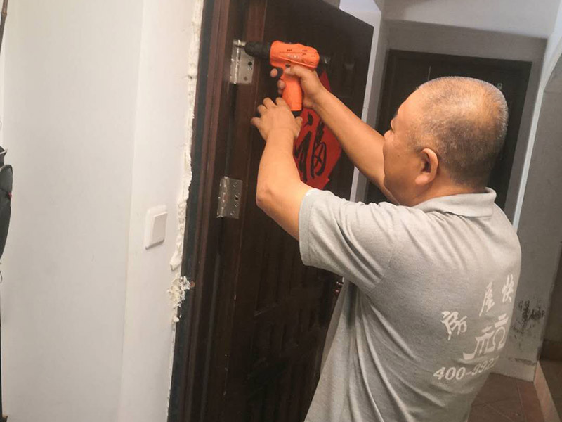 局部門安裝維修：將門框放入門洞中，水平及垂直方向都調(diào)整好后，利用膨脹螺絲進(jìn)行固定;使用水泥砂漿填充于墻面和門框間的縫隙，確保門框的牢固;門框安裝好后，就可以安裝門扇，并注意將拉手、觀察孔、五金要裝好，且門扇的開(kāi)啟要靈活。