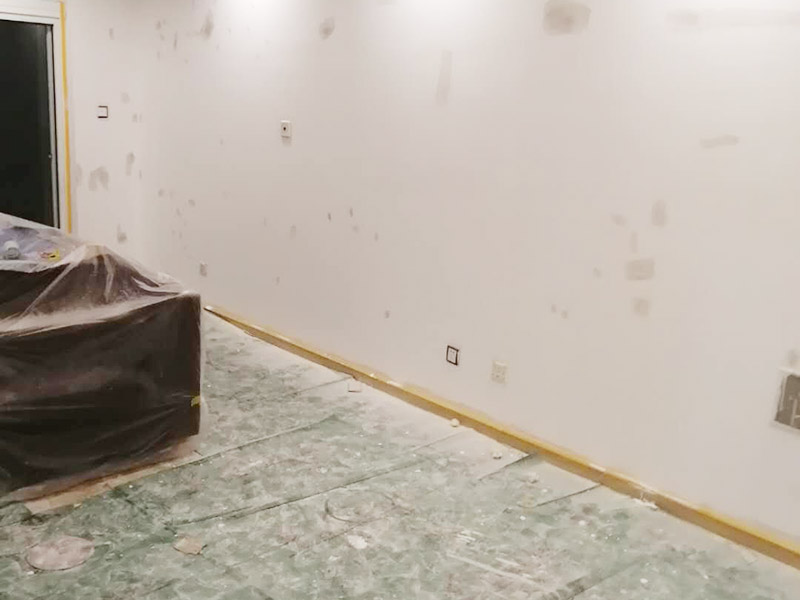 墻壁翻新裝修：首先在做翻新的時候一定要把之前的墻面給處理干凈，粉化嚴(yán)重的一定要鏟除干凈。由于之前的墻面有刷過油漆和乳膠漆，所在做完鏟除后一定要做打磨處理，將原來墻體上的結(jié)實的表皮及浮沉全部清理掉，如果說墻體出現(xiàn)小部分的凹陷以及裂縫的話可以用膩子稍微填補一下。清理干凈的墻面一定要刷一道底漆，墻面底漆的主要作用就是抗堿防潮、封固基材、保護面漆、提高面漆的質(zhì)量以及遮蓋力。上面漆之前要裝油漆按照漆桶的說明配比及涂刷，要準(zhǔn)備足夠的量，保證顏色的相同，不要因為量少缺量后來進行后補，這樣很容易發(fā)生色差的問題。刷面漆時要選擇質(zhì)量好的刷漆滾筒，這樣刷出來的質(zhì)地才會更加的均勻好看。