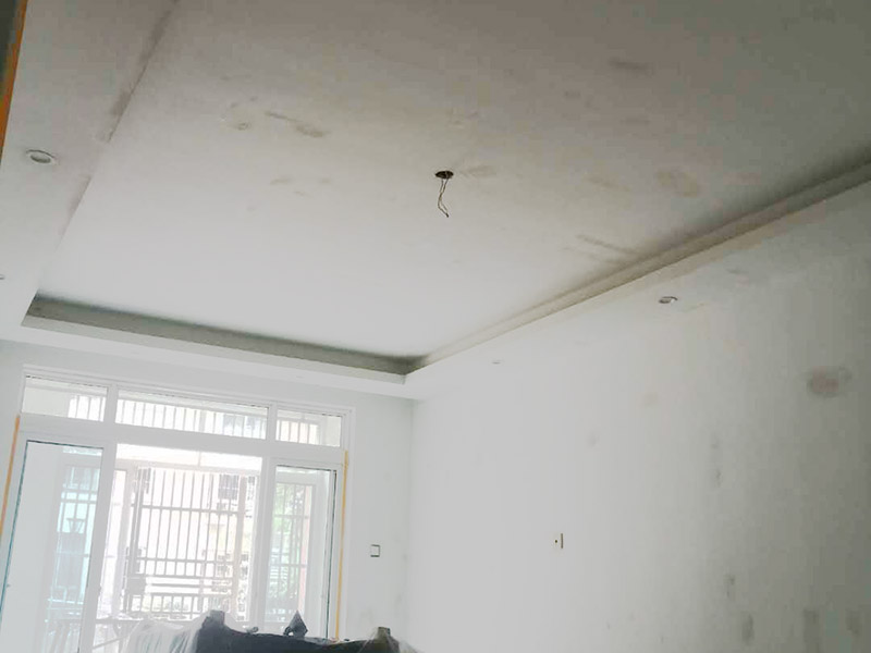 墻壁翻新裝修：首先在做翻新的時候一定要把之前的墻面給處理干凈，粉化嚴(yán)重的一定要鏟除干凈。由于之前的墻面有刷過油漆和乳膠漆，所在做完鏟除后一定要做打磨處理，將原來墻體上的結(jié)實的表皮及浮沉全部清理掉，如果說墻體出現(xiàn)小部分的凹陷以及裂縫的話可以用膩子稍微填補一下。清理干凈的墻面一定要刷一道底漆，墻面底漆的主要作用就是抗堿防潮、封固基材、保護面漆、提高面漆的質(zhì)量以及遮蓋力。上面漆之前要裝油漆按照漆桶的說明配比及涂刷，要準(zhǔn)備足夠的量，保證顏色的相同，不要因為量少缺量后來進行后補，這樣很容易發(fā)生色差的問題。刷面漆時要選擇質(zhì)量好的刷漆滾筒，這樣刷出來的質(zhì)地才會更加的均勻好看。