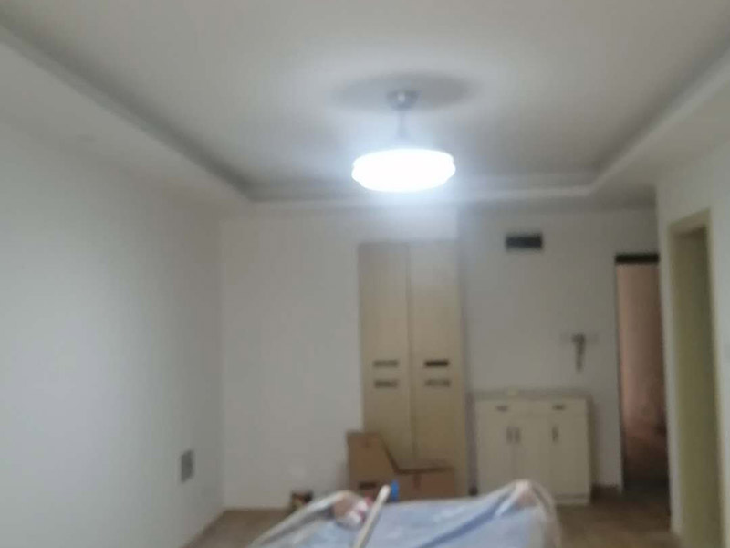 墻面維修翻新:首先在做翻新的時候一定要把之前的墻面給處理干凈，粉化嚴重的一定要鏟除干凈。由于之前的墻面有刷過油漆和乳膠漆，所在做完鏟除后一定要做打磨處理，將原來墻體上的結(jié)實的表皮及浮沉全部清理掉，如果說墻體出現(xiàn)小部分的凹陷以及裂縫的話可以用膩子稍微填補一下。清理干凈的墻面一定要刷一道底漆，墻面底漆的主要作用就是抗堿防潮、封固基材、保護面漆、提高面漆的質(zhì)量以及遮蓋力。尤其是對老房子進行翻新的時候底漆是特別的重要，如果說是直接的上面漆的話墻面就很容易起泡發(fā)霉，時間不久后就會再一次出現(xiàn)脫落現(xiàn)象，不能重蹈覆轍。 在修補的過程中要是沒有做到全面，并且上漆過程已經(jīng)做了的話那就會顯得相當?shù)穆闊掀峁こ掏瓿珊蟮脑捲賹]有修補到的地方進行修補的話就會很難達到預想效果，最大的問題就是會導致色差的問題，所以在修補的時候一定要做到仔細、全面，不要為后面的工程造成負擔。