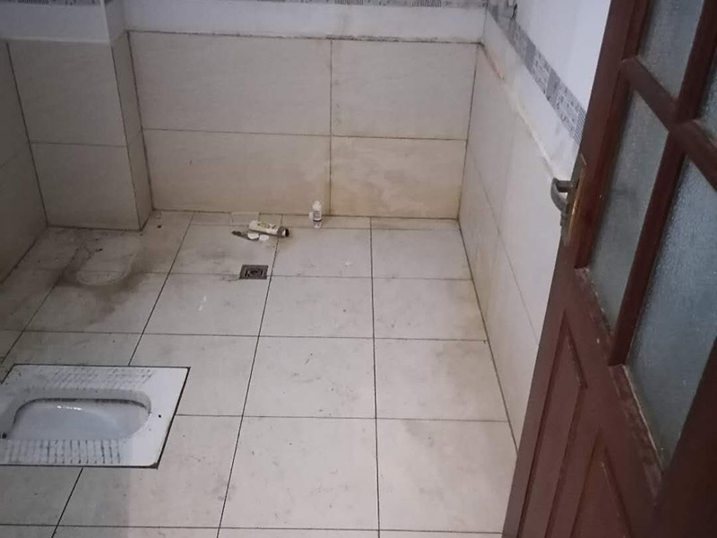 衛(wèi)生間裝修:首先要做得就是衛(wèi)生間的水電改造，在設(shè)計(jì)的時(shí)候，建議結(jié)合水路、電路的安全考慮，而且在設(shè)計(jì)的時(shí)候主要與實(shí)用性為主，把防水和電路做好，不然后期出現(xiàn)問(wèn)題就比較麻煩了，防止安全隱患的發(fā)生?；A(chǔ)工程完了以后，就開(kāi)始做表面主體工程的裝修了，主要包括墻面、地面和頂面的裝修，就是鋪墻磚、貼地磚和做吊頂這些的施工。在施工的時(shí)候按照嚴(yán)格的標(biāo)準(zhǔn)來(lái)做，才達(dá)得到預(yù)期的效果。硬裝部分施工完成之后，就可以完善配套的設(shè)施了，這個(gè)步驟也是關(guān)乎到一個(gè)衛(wèi)生間的品質(zhì)問(wèn)題。其配套設(shè)備包括了潔具衛(wèi)浴用品，有馬桶、淋浴五金、浴霸、浴室柜等等設(shè)備，都需要全面配套到位才好。