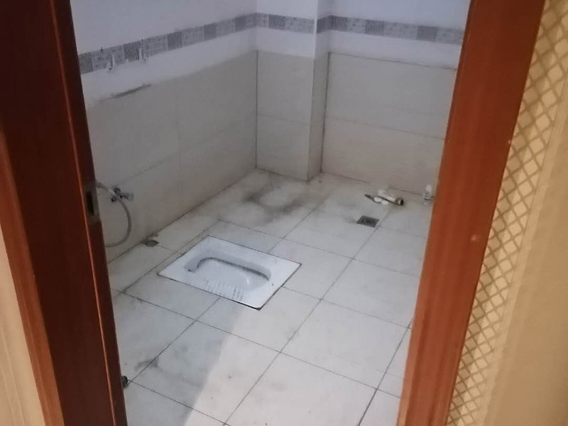 衛(wèi)生間裝修:首先要做得就是衛(wèi)生間的水電改造，在設(shè)計(jì)的時(shí)候，建議結(jié)合水路、電路的安全考慮，而且在設(shè)計(jì)的時(shí)候主要與實(shí)用性為主，把防水和電路做好，不然后期出現(xiàn)問(wèn)題就比較麻煩了，防止安全隱患的發(fā)生?；A(chǔ)工程完了以后，就開(kāi)始做表面主體工程的裝修了，主要包括墻面、地面和頂面的裝修，就是鋪墻磚、貼地磚和做吊頂這些的施工。在施工的時(shí)候按照嚴(yán)格的標(biāo)準(zhǔn)來(lái)做，才達(dá)得到預(yù)期的效果。硬裝部分施工完成之后，就可以完善配套的設(shè)施了，這個(gè)步驟也是關(guān)乎到一個(gè)衛(wèi)生間的品質(zhì)問(wèn)題。其配套設(shè)備包括了潔具衛(wèi)浴用品，有馬桶、淋浴五金、浴霸、浴室柜等等設(shè)備，都需要全面配套到位才好。