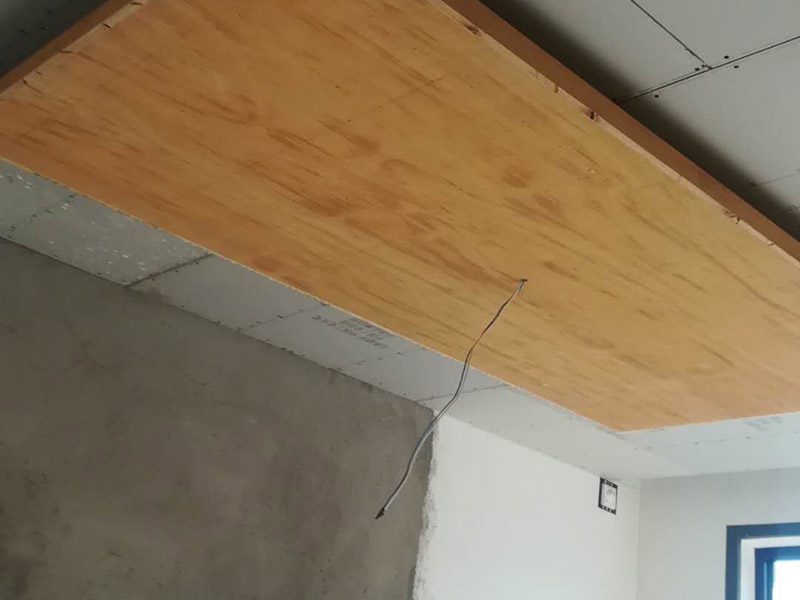 餐廳造型設(shè)計(jì)：餐廳口造型裝飾，應(yīng)注意與廚房?jī)?nèi)的設(shè)施相協(xié)調(diào);設(shè)置在客廳中的餐廳裝飾，應(yīng)注意與客廳的功能和格調(diào)相統(tǒng)一。餐廳的色彩應(yīng)以明  快為主，明快的顏色能讓人感覺到和煦的溫暖，同時(shí)還能增加食欲，所以在餐廳裝修時(shí)，我們不妨多運(yùn)用一些橙色系，黃色系的色快，容易讓人有眼前一亮的感覺。  不過(guò)裝修過(guò)的人都知道，如果所有采用亮色，無(wú)疑會(huì)讓空間顯得狹小而逼仄，所以在使用亮色時(shí)，也要適當(dāng)?shù)挠靡恍├渖{(diào)來(lái)加以補(bǔ)充。