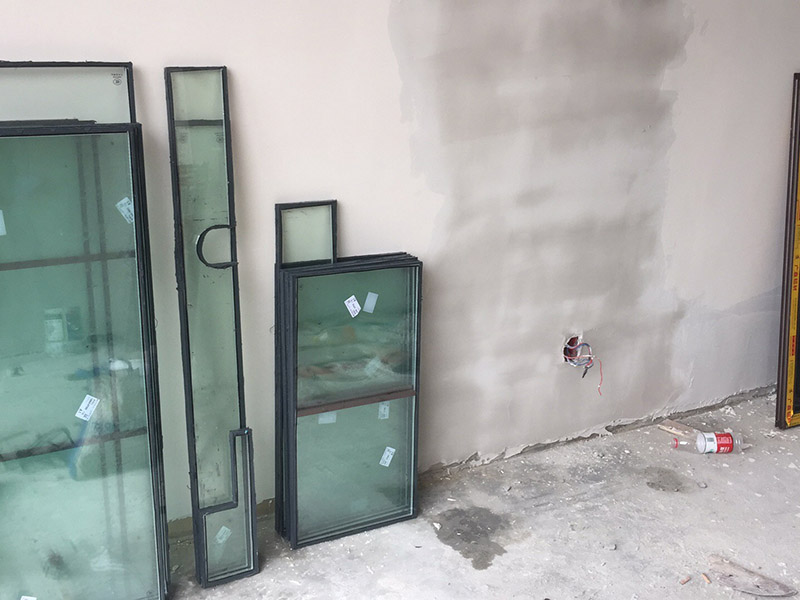 窗戶安裝維修：先測量好窗洞的尺寸，根據(jù)尺寸來購買合適的窗框和窗扇，接下來做好窗洞清潔，將窗框用膨脹螺栓固定在窗洞上，固定好后測量兩條對角線，數(shù)據(jù)要一致才能確保安裝平整，然后用塑料泡沫填充窗框與墻之間縫隙做好密封，最后將窗扇和其他配件安裝好即可。