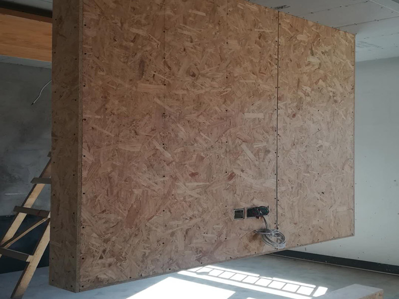 電視背景墻隔斷安裝:隔斷是劃分空間的貼心能手，而電視墻又是家中必備，電視墻與隔斷，它們并不是不相往來的獨(dú)立者，大可以合二為一，而這樣一個(gè)精心策劃的結(jié)合，帶來的是意想不到的滿意結(jié)果，電視墻隔斷設(shè)計(jì)解決了各種各樣的空間難題。將電視墻隔斷設(shè)計(jì)作為家中一個(gè)空間劃分的助手是近幾年的一個(gè)熱潮，電視墻隔斷既不會(huì)造成空間的堵塞也起到了一個(gè)過渡的作用，既美觀也達(dá)到了目的。