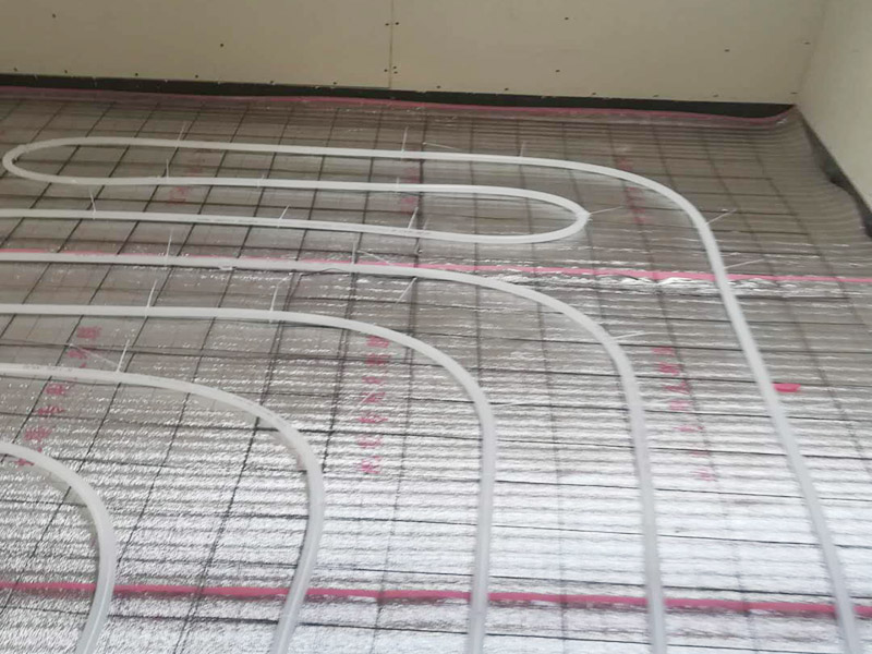 地暖安裝布線：在墻上劃線確定分集水器安裝位置及標高，將分集水器以水平方向按圖紙尺寸要求固定于墻壁上，用膨脹螺栓固定好，安裝要牢固，安裝完后與供回水主干管對接。保溫板鋪設(shè)要平整，切割整齊，相互聯(lián)接縫要緊密，整板放在四周，切割板放在中間，鋪設(shè)時要注意的保溫板平整度，高差不允許超過正負5MM，縫隙不大于5MM。 地暖管應(yīng)按設(shè)計圖紙標定的管間距和走向敷設(shè)，應(yīng)保持平直，并用塑料卡釘按照圖紙將管材固定于擠塑板上或用綁帶固定在鋼絲網(wǎng)上。安裝間斷或完畢時，敞口處應(yīng)隨時封堵。地暖管切割，應(yīng)采用專用工具；切口應(yīng)平整，斷口面應(yīng)垂直管軸線。