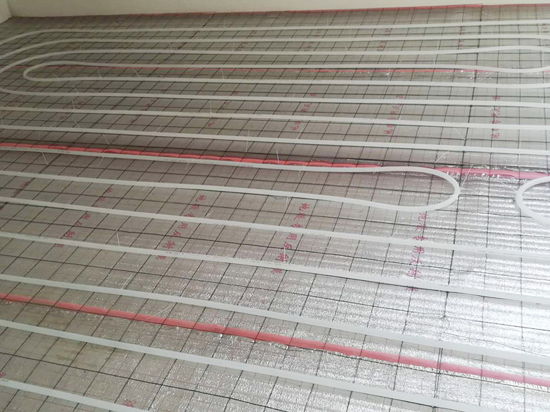 地暖安裝布線：在墻上劃線確定分集水器安裝位置及標高，將分集水器以水平方向按圖紙尺寸要求固定于墻壁上，用膨脹螺栓固定好，安裝要牢固，安裝完后與供回水主干管對接。保溫板鋪設(shè)要平整，切割整齊，相互聯(lián)接縫要緊密，整板放在四周，切割板放在中間，鋪設(shè)時要注意的保溫板平整度，高差不允許超過正負5MM，縫隙不大于5MM。 地暖管應(yīng)按設(shè)計圖紙標定的管間距和走向敷設(shè)，應(yīng)保持平直，并用塑料卡釘按照圖紙將管材固定于擠塑板上或用綁帶固定在鋼絲網(wǎng)上。安裝間斷或完畢時，敞口處應(yīng)隨時封堵。地暖管切割，應(yīng)采用專用工具；切口應(yīng)平整，斷口面應(yīng)垂直管軸線。