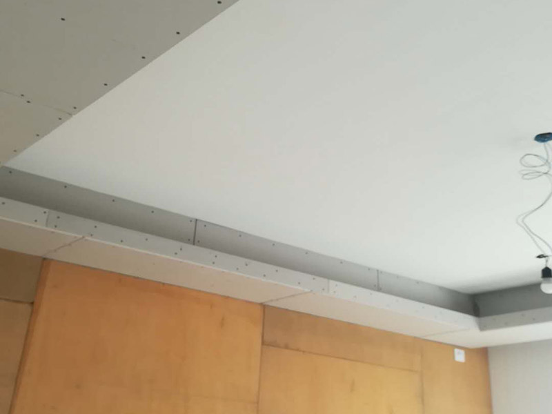 吊頂安裝方案：1、首先要確定吊頂?shù)某叽?，并在天花板上固定好位?2、將訂做好的骨架安裝在天花板上，同時打上水平線進行固定;3、固定石膏板，可以用十字架托著，并使用螺絲進行固定;4、美化安裝好的吊頂，如接縫處貼紗布，吊頂邊緣固定裝飾線條。