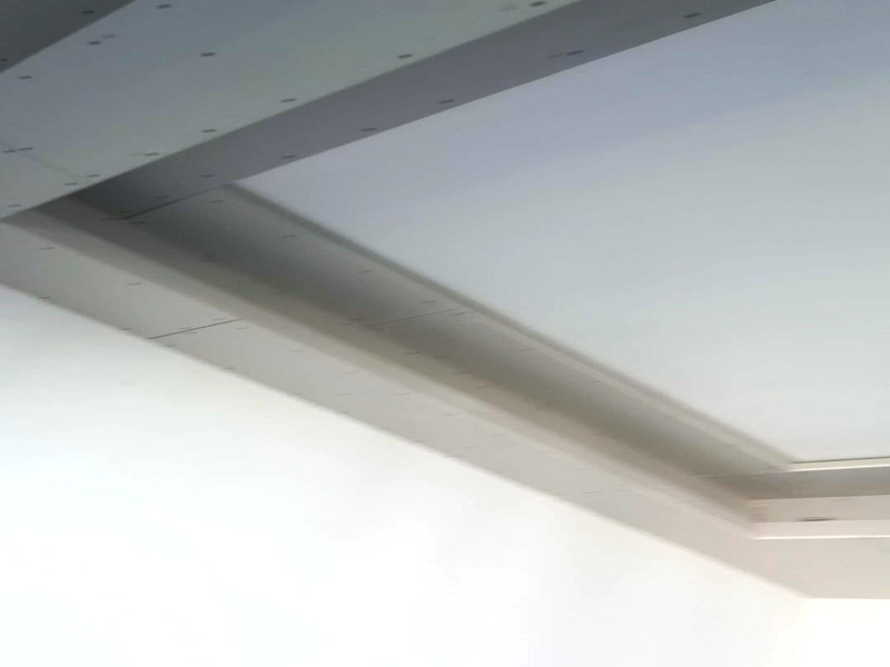 吊頂安裝方案：1、首先要確定吊頂?shù)某叽?，并在天花板上固定好位?2、將訂做好的骨架安裝在天花板上，同時打上水平線進行固定;3、固定石膏板，可以用十字架托著，并使用螺絲進行固定;4、美化安裝好的吊頂，如接縫處貼紗布，吊頂邊緣固定裝飾線條。